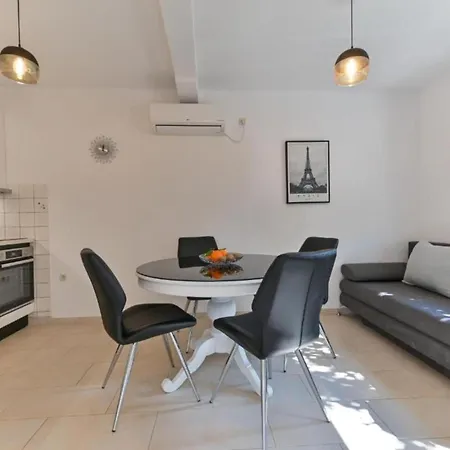 Apartman Two Bedroom With Terrace And Pool