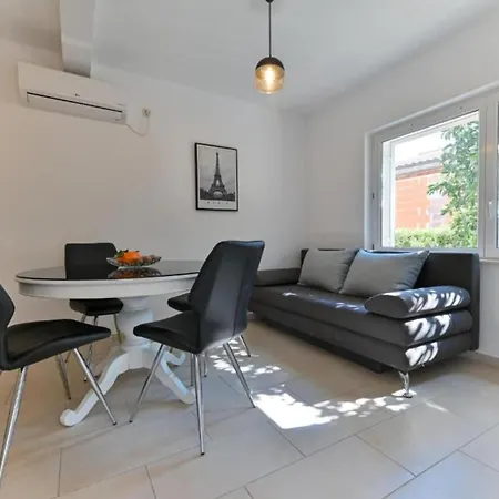 Two Bedroom With Terrace And Pool Apartman *