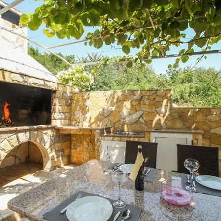 Apartman Two Bedroom With Terrace And Pool Trogir