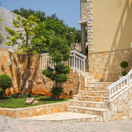 Two Bedroom With Terrace And Pool Apartman