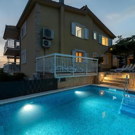 Two Bedroom With Terrace And Pool Trogir