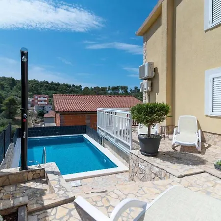 Two Bedroom With Terrace And Pool Apartman
